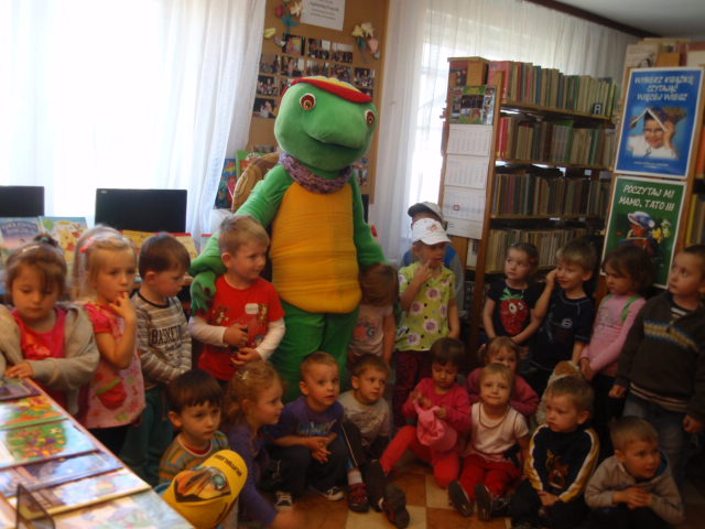  Przedszkolaki w bibliotece w Pysznicy