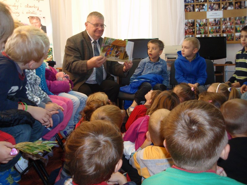Promocja bajki „Legendy i skarby Pysznicy i okolic” w bibliotece w Pysznicy